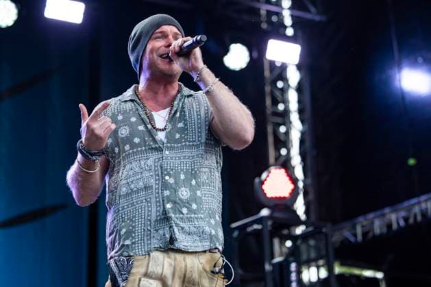 Korbinian Arendt of Voxxclub live at the Apoldaer music summer 2023 on the festival meadow of the Herressener Promenade Apolda, 02 07 2023 Foto:xM.xKremerx xFuturexImage