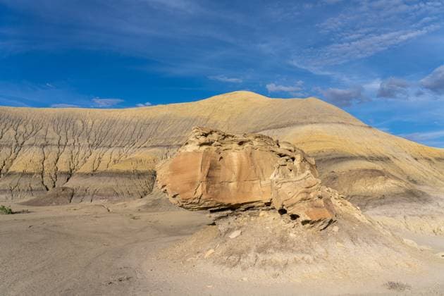 Creative Highlights World Colorful Mancos Shale formations with eroded sandstone boulders in the Blue Valley. Caineville Desert near Hanksville, Utah. Hanksville Utah United States Copyright: xJonxG.xFullerx xVWPicsx 3357-JGF-landscapes-Blue Valley-US-UT