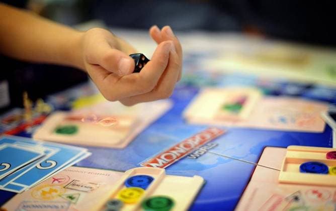 Spielemesse in Essen *** NUR FÜR REDAKTIONELLE ZWECKE *** EDITORIAL USE ONLY ***Messebesucher spielen am Donnerstag (08.10.15) in Essen auf der Spielemesse Spiel 2015 - Internationale Spieltage das Brettspiel Monopoly World. Foto: Volker Hartmann FUNKE Foto Services Messebesucher spielen am Donnerstag (08.10.15) in Essen auf der Spielemesse Spiel 2015 - Internationale Spieltage das Brettspiel Monopoly World. Deutschland Nordrhein-Westfalen Essen Copyright: VolkerxHartmann *** Games Fair in Food *** ONLY FOR EDITORIAL PURPOSE *** EDITORIAL USE ONLY trade fair visitors Play on Thursday 08 10 15 in Food at the Games Fair Game 2015 International Matchdays the Board game Monopoly World Photo Volker Hartmann Funke Photo Services Visitors Copyright: VolkerxHartmann docnrwhugopicture84309657 EDITORIAL USE ONLY