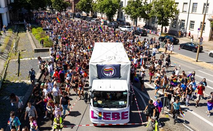 Symbole der linksextremen Antifa waren an der Spitze des CSD Freiburg zu sehen. Die nähe zum Extremismus sorgte für Boykote anderer Organisationen. Am CSD Freiburg nahmen, bei heissem Sommerwetter, schätzungsweise 17 000 Personen teil. (Freiburg im Breisgau, Deutschland, 24.06.2023)