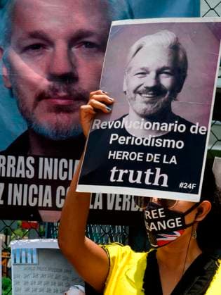 July 3, 2023, Mexico City, Mo xico City, MEXICO: Activists protest this Monday in front of the United States embassy in Mexico to demand the release of the founder of WikiLeaks, Julian Assage.. The activists remembered the journalist s 52nd birthday and placed cakes and messages in his honor..Julian Assange could be sentenced to up to 175 years in prison. Assange is being held at Belmarsh High Security Prison in the UK due to a US extradition request. Mexico City MEXICO - ZUMAn296 20230703_zip_n296_002 Copyright: xJorgexNunezx