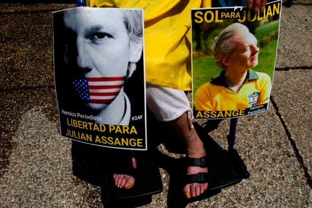 July 3, 2023, Mexico City, Mo xico City, MEXICO: Activists protest this Monday in front of the United States embassy in Mexico to demand the release of the founder of WikiLeaks, Julian Assage.. The activists remembered the journalist s 52nd birthday and placed cakes and messages in his honor..Julian Assange could be sentenced to up to 175 years in prison. Assange is being held at Belmarsh High Security Prison in the UK due to a US extradition request. Mexico City MEXICO - ZUMAn296 20230703_zip_n296_003 Copyright: xJorgexNunezx