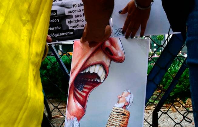 July 3, 2023, Mexico City, Mo xico City, MEXICO: Activists protest this Monday in front of the United States embassy in Mexico to demand the release of the founder of WikiLeaks, Julian Assage.. The activists remembered the journalist s 52nd birthday and placed cakes and messages in his honor..Julian Assange could be sentenced to up to 175 years in prison. Assange is being held at Belmarsh High Security Prison in the UK due to a US extradition request. Mexico City MEXICO - ZUMAn296 20230703_zip_n296_004 Copyright: xJorgexNunezx