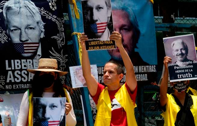 July 3, 2023, Mexico City, Mo xico City, MEXICO: Activists protest this Monday in front of the United States embassy in Mexico to demand the release of the founder of WikiLeaks, Julian Assage.. The activists remembered the journalist s 52nd birthday and placed cakes and messages in his honor..Julian Assange could be sentenced to up to 175 years in prison. Assange is being held at Belmarsh High Security Prison in the UK due to a US extradition request. Mexico City MEXICO - ZUMAn296 20230703_zip_n296_008 Copyright: xJorgexNunezx