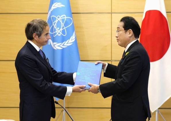 News Themen der Woche KW27 News Bilder des Tages IAEA chief in Japan Japanese Prime Minister Fumio Kishida (R) is pictured with International Atomic Energy Agency Director General Rafael Grossi at his office in Tokyo on July 4, 2023. Grossi submitted the agency s safety review on releasing treated radioactive water from the crippled Fukushima nuclear power plant into the Pacific Ocean.  A14AA0001646381P
