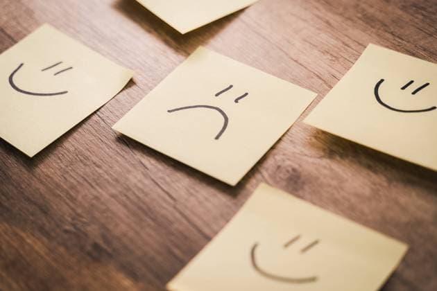 Augsburg, Bavaria, Germany - 3 July 2023: Mental health concept, sticky note with an unhappy face in the middle of happy faces. Symbol image deppression, unhappiness and failure *** Mentale Gesundheit Konzept, Haftnotiz mit einem unglücklichen Gesicht in mitten von Glücklichen Gesichtern. Symbolbild Deppression, Unglück und Misserfolg
