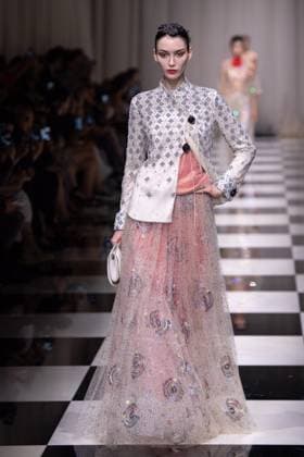 Bilder des Jahres 2023, Entertainment 07 Juli Entertainment Themen der Woche KW27 Entertainment Bilder des Tages PFW - Giorgio Armani Prive Runway A model walks the runway during the Giorgio Armani Prive Haute couture Fall Winter 2023 2024 show as part of Paris Fashion Week in Paris, France on July 04, 2023. Photo by Aurore Marechal ABACAPRESS.COM Paris France  Copyright: xMarechalxAurore ABACAx 859553_017 MarechalxAurore ABACAx 859553_017