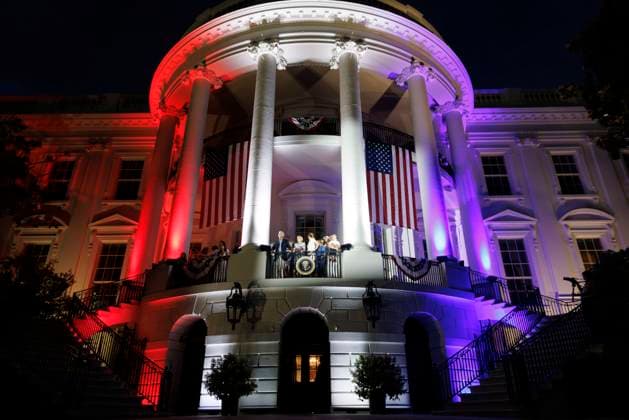 Bilder des Jahres 2023, News 07 Juli News Themen der Woche KW27 News Bilder des Tages July 4, 2023, Washington, District of Columbia, USA: United States President Joe Biden, first lady Dr. Jill Biden, and family watch fireworks on the Blue Room Balcony during a Fourth of July event on the South Lawn of the White House in Washington, DC, on Tuesday, July 4, 2023. President Biden is hosting the event for military and veteran families, caregivers, and survivors to celebrate Independence Day Washington USA - ZUMAs152 20230704_faa_s152_057 Copyright: xTingxShenx-xPoolxviaxCNPx