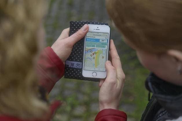 Geocaching am Kanal *** NUR FÜR REDAKTIONELLE ZWECKE *** EDITORIAL USE ONLY ***<p>Monatg der 30.11.2015 Oberhausen, Geocaching am Kanal -Kathrin Migenda und Franziska Gerk beim Geocaching im Kaisergarten in Oberhausen Deutschland Nordrhein-Westfalen Oberhausen Copyright: OlafxFuhrmann *** Geocaching on Channel *** ONLY FOR EDITORIAL PURPOSE *** EDITORIAL USE ONLY *** P Monatg the 30 11 2015 Oberhausen, Geocaching on Channel Kathrin Migenda and Franziska Gerk at Geocaching at Kaisergarten in Oberhausen Germany North Rhine Westphalia Oberhausen Copyright OlafxFuhrmann Copyright: OlafxFuhrmann docnrwhugopicture86709549 EDITORIAL USE ONLY
