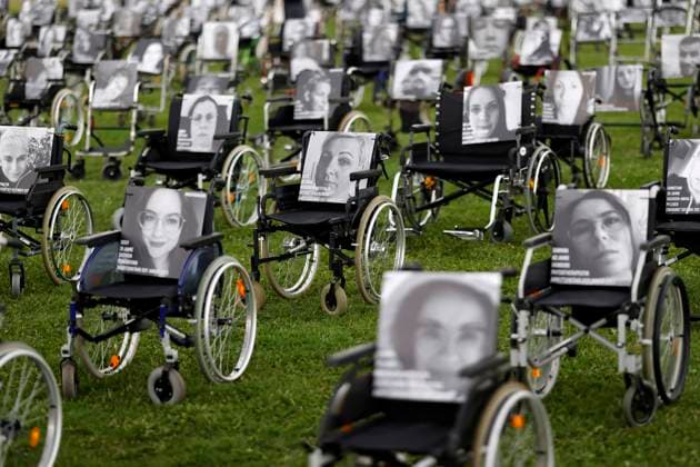 Die Aktionsgruppe NichtGenesen hat Rollstühle vor dem Bundestag positioniert. Sie will damit darauf aufmerksam machen, dass es in Deutschland über 3 Millionen Menschen gebe, die von Post Covid, ME CFS oder Post-Vac betroffen sind, ihre Therapien aber häufig selbst bezahlen müssen. Berlin, 04.07.2023 Berlin Deutschland *** The action group NichtGenesen has positioned wheelchairs in front of the Bundestag It wants to draw attention to the fact that there are more than 3 million people in Germany who are affected by Post Covid, ME CFS or Post Vac, but often have to pay for their therapies themselves Berlin, 04 07 2023 Berlin Germany Copyright: xChristophxHardtx