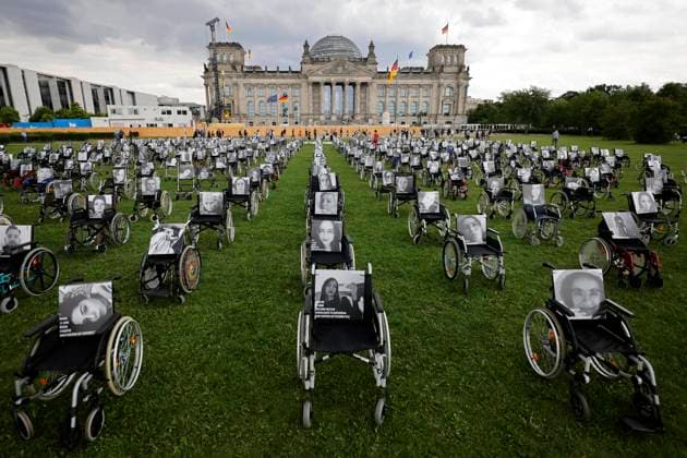 Bilder des Jahres 2023, News 07 Juli News Themen der Woche KW27 News Bilder des Tages Die Aktionsgruppe NichtGenesen hat Rollstühle vor dem Bundestag positioniert. Sie will damit darauf aufmerksam machen, dass es in Deutschland über 3 Millionen Menschen gebe, die von Post Covid, ME CFS oder Post-Vac betroffen sind, ihre Therapien aber häufig selbst bezahlen müssen. Berlin, 04.07.2023 Berlin Deutschland *** The action group NichtGenesen has positioned wheelchairs in front of the Bundestag It wants to draw attention to the fact that there are more than 3 million people in Germany who are affected by Post Covid, ME CFS or Post Vac, but often have to pay for their therapies themselves Berlin, 04 07 2023 Berlin Germany Copyright: xChristophxHardtx