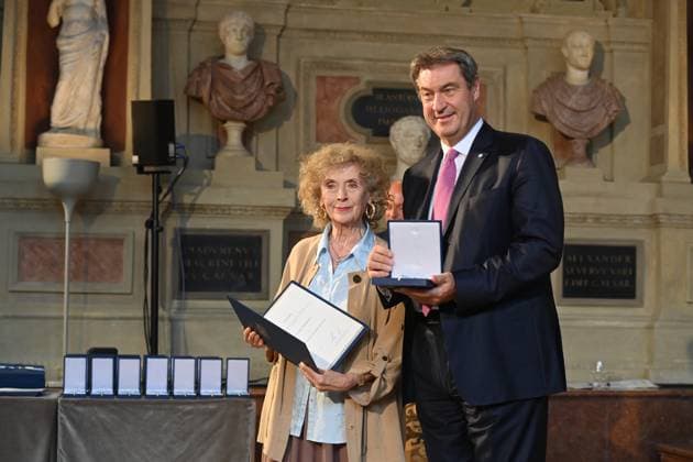 Bilder des Jahres 2023, Entertainment 07 Juli Entertainment Themen der Woche KW27 Entertainment Bilder des Tages Ilse NEUBAUER (Schauspielerin), Markus SOEDER (Ministerpraesident Bayern und CSU Vorsitzender). Verleihung Bayerischer Verdienstorden im Antiquariat der Residenz in Muenchen am 05.07.2023 *** Ilse NEUBAUER Actress , Markus SOEDER Prime Minister of Bavaria and CSU Chairman Award Bavarian Order of Merit in the Antiquariat of the Residence in Munich on 05 07 2023