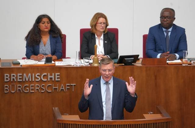 News Themen der Woche KW27 News Bilder des Tages Siebeneinhalb Wochen nach der Bremer Bürgerschaftswahl vom 15. Mai 2023 ist das Landesparlament am Mittwoch, 5. Juli, zusammengekommen, um den neuen rot-grün-roten Senat zu wählen, also die Bremer Landesregierung unter Führung von Bürgermeister Andreas Bovenschulte (SPD). Hier die Debatte vor der Wahl. Am Rednerpult der CDU-Fraktionsvorsitzende und bisherige Bürgerschaftspräsident Frank Imhoff, dahinter die neue Präsidentin Antje Grotheer (SPD). Links von ihr Vizepräsidentin Sahhanim Görgü-Philipp (Grüne), rechts Schriftführer Elombo Bolayela (SPD). *** Seven and a half weeks after the Bremen parliamentary elections of 15 May 2023, the state parliament met on Wednesday, July 5, to elect the new red green red Senate, that is,