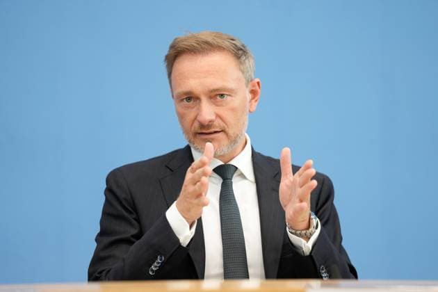 News Themen der Woche KW27 News Bilder des Tages Bundespressekonferenz Regierungsentwurf fuer den Bundeshaushalt 2024 und den Finanzplan bis 2027 Finanzminister Christian Lindnerim Portrait mit aussagekraeftigen Handgeste bei der Pressekonferenz zum Regierungsentwurf fuer den Bundeshaushalt 2024 und den Finanzplan bis 2027 in der Bundespressekonferenz, Berlin , 05.07.2023 Berlin Berlin Deutschland *** Federal Press Conference government draft for the federal budget 2024 and the financial plan to 2027 Finance Minister Christian Lindnerim portrait with expressive hand gestures at the press conference on the government draft for the federal budget 2024 and the financial plan to 2027 in the Federal Press Conference, Berlin , 05 07 2023 Berlin Berlin Germany