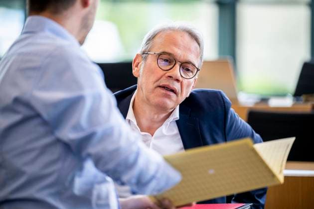 113. PLENARSITZUNG IM THÜRINGER LANDTAG 05 07 2023 - Erfurt: Der Thüringer Minister für Inneres und Kommunales, Georg Maier (SPD), in der 113. Plenarsitzung des Thüringer Landtags am 5. Juli 2023. _________________ *** 113 PLENARY SESSION IN THE THURINGIAN LANDTAG 05 07 2023 Erfurt The Thuringian Minister of the Interior and Local Affairs, Georg Maier SPD , in the 113 plenary session of the Thuringian State Parliament on 5 July 2023.