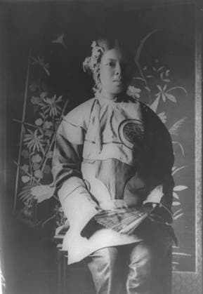 RECORD DATE NOT STATED Chinese girl, Chinatown, San Francisco, between 1896 and 1906. Creator: Arnold Genthe. Copyright:xHeritagexArt HeritagexImagesx IMAGO ,2953768 ! ACHTUNG: AUFNAHMEDATUM GESCHÄTZT!  Copyright:HeritagexArt HeritagexImagesx IMAGO