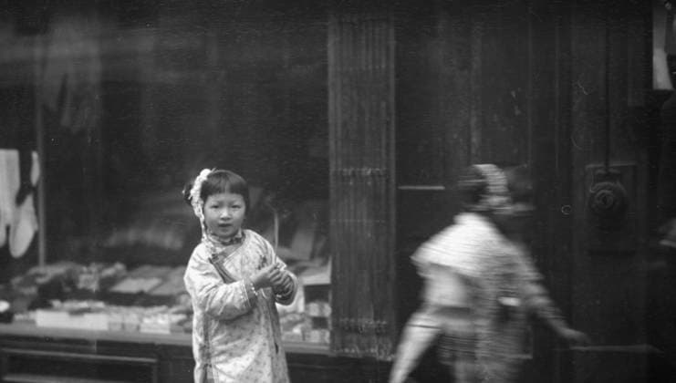 RECORD DATE NOT STATED Young girl walking down the street, looking into the camera, Chinatown, San Francisco, c1896-1906. Creator: Arnold Genthe. Copyright:xHeritagexArt HeritagexImagesx IMAGO ,2955104 ! ACHTUNG: AUFNAHMEDATUM GESCHÄTZT!  Copyright:HeritagexArt HeritagexImagesx IMAGO