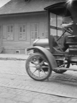 RECORD DATE NOT STATED Car driving down a street, New Orleans or Charleston, South Carolina, between 1920 and 1926. Creator: Arnold Genthe. Copyright:xHeritagexArt HeritagexImagesx IMAGO ,2955115 ! ACHTUNG: AUFNAHMEDATUM GESCHÄTZT!  Copyright:HeritagexArt HeritagexImagesx IMAGO