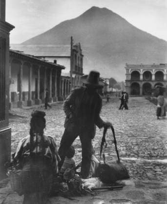 RECORD DATE NOT STATED Plaza and volcano of Antigua, Guatemala, between 1899 and 1926. Creator: Arnold Genthe. Copyright:xHeritagexArt HeritagexImagesx IMAGO ,2955182 ! ACHTUNG: AUFNAHMEDATUM GESCHÄTZT!  Copyright:HeritagexArt HeritagexImagesx IMAGO