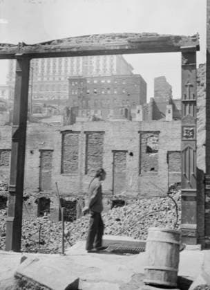 RECORD DATE NOT STATED After the fire, 1906 (the Fairmount Hotel in the distance), Chinatown, San Francisco, 1906 Apr. Creator: Arnold Genthe. Copyright:xHeritagexArt HeritagexImagesx IMAGO ,2955286 ! ACHTUNG: AUFNAHMEDATUM GESCHÄTZT!  Copyright:HeritagexArt HeritagexImagesx IMAGO