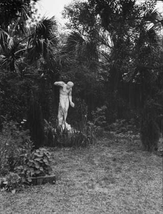 RECORD DATE NOT STATED Garden with a statue, New Orleans or Charleston, South Carolina, between 1920 and 1926. Creator: Arnold Genthe. Copyright:xHeritagexArt HeritagexImagesx IMAGO ,2955293 ! ACHTUNG: AUFNAHMEDATUM GESCHÄTZT!  Copyright:HeritagexArt HeritagexImagesx IMAGO