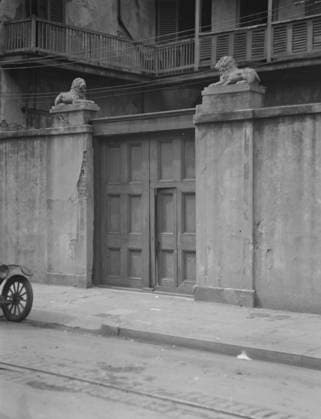 RECORD DATE NOT STATED Lion Gate, New Orleans, between 1920 and 1926. Creator: Arnold Genthe. Copyright:xHeritagexArt HeritagexImagesx IMAGO ,2955295 ! ACHTUNG: AUFNAHMEDATUM GESCHÄTZT!  Copyright:HeritagexArt HeritagexImagesx IMAGO