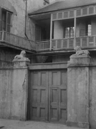 RECORD DATE NOT STATED Lion Gate, New Orleans, between 1920 and 1926. Creator: Arnold Genthe. Copyright:xHeritagexArt HeritagexImagesx IMAGO ,2955296 ! ACHTUNG: AUFNAHMEDATUM GESCHÄTZT!  Copyright:HeritagexArt HeritagexImagesx IMAGO