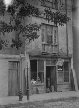 RECORD DATE NOT STATED Facade of a grocery store, New Orleans or Charleston, South Carolina, between 1920 and 1926. Creator: Arnold Genthe. Copyright:xHeritagexArt HeritagexImagesx IMAGO ,2955303 ! ACHTUNG: AUFNAHMEDATUM GESCHÄTZT!  Copyright:HeritagexArt HeritagexImagesx IMAGO