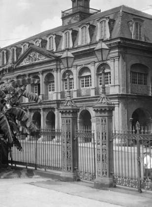 RECORD DATE NOT STATED Cabildo, the old Spanish town hall, New Orleans, between 1920 and 1926. Creator: Arnold Genthe. Copyright:xHeritagexArt HeritagexImagesx IMAGO ,2955309 ! ACHTUNG: AUFNAHMEDATUM GESCHÄTZT!  Copyright:HeritagexArt HeritagexImagesx IMAGO