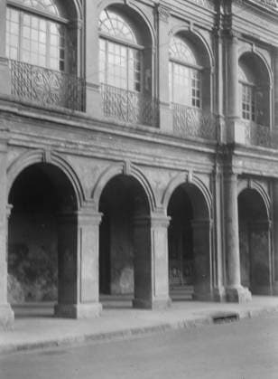 RECORD DATE NOT STATED Facade of the Cabildo, the old Spanish town hall, New Orleans, between 1920 and 1926. Creator: Arnold Genthe. Copyright:xHeritagexArt HeritagexImagesx IMAGO ,2955311 ! ACHTUNG: AUFNAHMEDATUM GESCHÄTZT!  Copyright:HeritagexArt HeritagexImagesx IMAGO