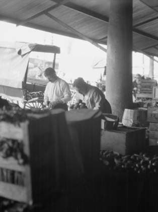 RECORD DATE NOT STATED Market scene, New Orleans, between 1920 and 1926. Creator: Arnold Genthe. Copyright:xHeritagexArt HeritagexImagesx IMAGO ,2955367 ! ACHTUNG: AUFNAHMEDATUM GESCHÄTZT!  Copyright:HeritagexArt HeritagexImagesx IMAGO