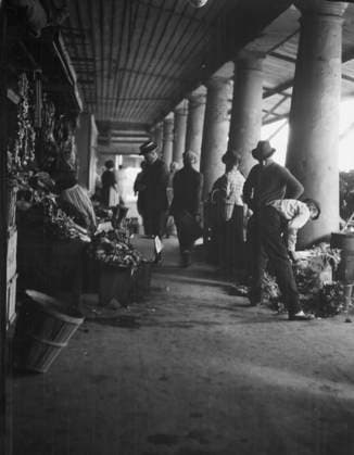 RECORD DATE NOT STATED Market scene, New Orleans, between 1920 and 1926. Creator: Arnold Genthe. Copyright:xHeritagexArt HeritagexImagesx IMAGO ,2955374 ! ACHTUNG: AUFNAHMEDATUM GESCHÄTZT!  Copyright:HeritagexArt HeritagexImagesx IMAGO
