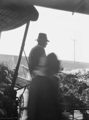 RECORD DATE NOT STATED Market scene, New Orleans, between 1920 and 1926. Creator: Arnold Genthe. Copyright:xHeritagexArt HeritagexImagesx IMAGO ,2955386 ! ACHTUNG: AUFNAHMEDATUM GESCHÄTZT!  Copyright:HeritagexArt HeritagexImagesx IMAGO