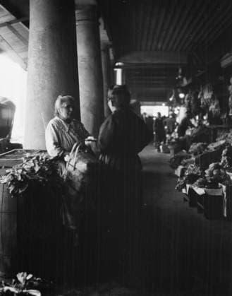 RECORD DATE NOT STATED Market scene, New Orleans, between 1920 and 1926. Creator: Arnold Genthe. Copyright:xHeritagexArt HeritagexImagesx IMAGO ,2955387 ! ACHTUNG: AUFNAHMEDATUM GESCHÄTZT!  Copyright:HeritagexArt HeritagexImagesx IMAGO