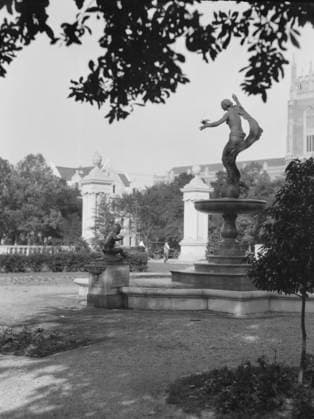 RECORD DATE NOT STATED Statues at the St. Charles Avenue entrance to Audubon Park, New Orleans, Louisiana ,c1920-1926. Creator: Arnold Genthe. Copyright:xHeritagexArt HeritagexImagesx IMAGO ,2955393 ! ACHTUNG: AUFNAHMEDATUM GESCHÄTZT!  Copyright:HeritagexArt HeritagexImagesx IMAGO