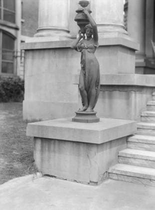 RECORD DATE NOT STATED Statue, New Orleans or Charleston, South Carolina, between 1920 and 1926. Creator: Arnold Genthe. Copyright:xHeritagexArt HeritagexImagesx IMAGO ,2955395 ! ACHTUNG: AUFNAHMEDATUM GESCHÄTZT!  Copyright:HeritagexArt HeritagexImagesx IMAGO