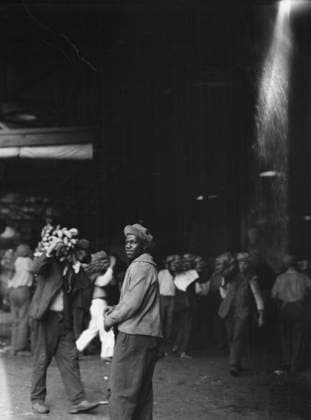 RECORD DATE NOT STATED Unloading bananas, New Orleans, between 1920 and 1926. Creator: Arnold Genthe. Copyright:xHeritagexArt HeritagexImagesx IMAGO ,2955402 ! ACHTUNG: AUFNAHMEDATUM GESCHÄTZT!  Copyright:HeritagexArt HeritagexImagesx IMAGO