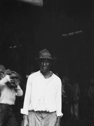 RECORD DATE NOT STATED Unloading bananas, New Orleans, between 1920 and 1926. Creator: Arnold Genthe. Copyright:xHeritagexArt HeritagexImagesx IMAGO ,2955407 ! ACHTUNG: AUFNAHMEDATUM GESCHÄTZT!  Copyright:HeritagexArt HeritagexImagesx IMAGO