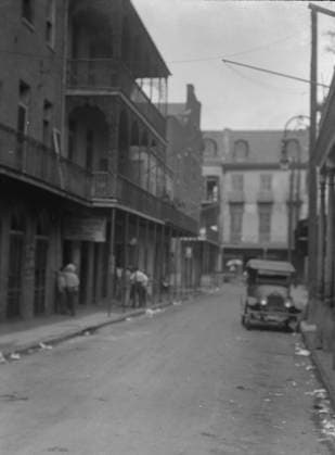 RECORD DATE NOT STATED Street scene, New Orleans, between 1920 and 1926. Creator: Arnold Genthe. Copyright:xHeritagexArt HeritagexImagesx IMAGO ,2955441 ! ACHTUNG: AUFNAHMEDATUM GESCHÄTZT!  Copyright:HeritagexArt HeritagexImagesx IMAGO