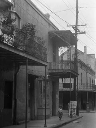 RECORD DATE NOT STATED Street scene, New Orleans, between 1920 and 1926. Creator: Arnold Genthe. Copyright:xHeritagexArt HeritagexImagesx IMAGO ,2955442 ! ACHTUNG: AUFNAHMEDATUM GESCHÄTZT!  Copyright:HeritagexArt HeritagexImagesx IMAGO