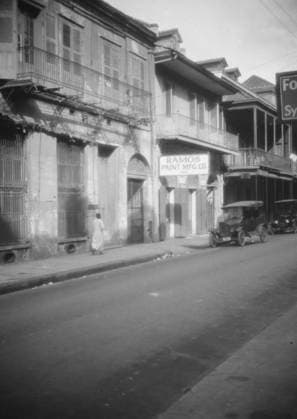 RECORD DATE NOT STATED View down a street, New Orleans, between 1920 and 1926. Creator: Arnold Genthe. Copyright:xHeritagexArt HeritagexImagesx IMAGO ,2955446 ! ACHTUNG: AUFNAHMEDATUM GESCHÄTZT!  Copyright:HeritagexArt HeritagexImagesx IMAGO