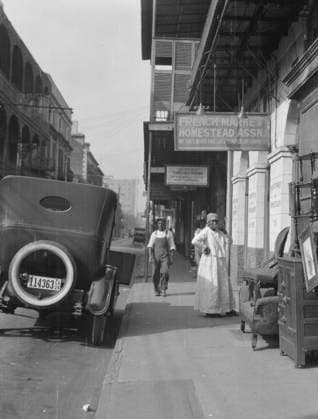 RECORD DATE NOT STATED View down a street, New Orleans, between 1920 and 1926. Creator: Arnold Genthe. Copyright:xHeritagexArt HeritagexImagesx IMAGO ,2955459 ! ACHTUNG: AUFNAHMEDATUM GESCHÄTZT!  Copyright:HeritagexArt HeritagexImagesx IMAGO