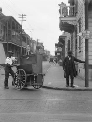 RECORD DATE NOT STATED Organ grinder, New Orleans, between 1920 and 1926. Creator: Arnold Genthe. Copyright:xHeritagexArt HeritagexImagesx IMAGO ,2955461 ! ACHTUNG: AUFNAHMEDATUM GESCHÄTZT!  Copyright:HeritagexArt HeritagexImagesx IMAGO