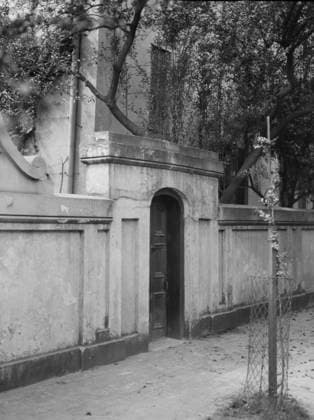 RECORD DATE NOT STATED Wall with gate enclosing a building, New Orleans or Charleston, South Carolina, c1920-1926. Creator: Arnold Genthe. Copyright:xHeritagexArt HeritagexImagesx IMAGO ,2955472 ! ACHTUNG: AUFNAHMEDATUM GESCHÄTZT!  Copyright:HeritagexArt HeritagexImagesx IMAGO
