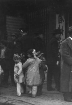 RECORD DATE NOT STATED Apricot Spring Orchard drugstore, Chinatown, San Francisco, between 1896 and 1906. Creator: Arnold Genthe. Copyright:xHeritagexArt HeritagexImagesx IMAGO ,2955473 ! ACHTUNG: AUFNAHMEDATUM GESCHÄTZT!  Copyright:HeritagexArt HeritagexImagesx IMAGO