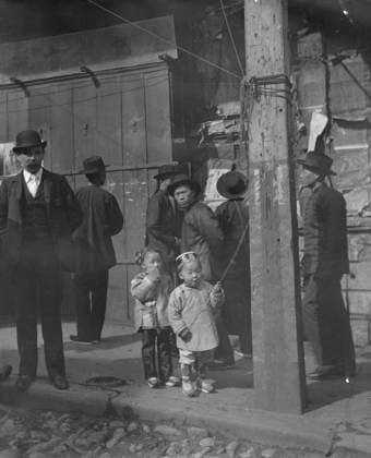 RECORD DATE NOT STATED A holiday, Chinatown, San Francisco, between 1896 and 1906. Creator: Arnold Genthe. Copyright:xHeritagexArt HeritagexImagesx IMAGO ,2955482 ! ACHTUNG: AUFNAHMEDATUM GESCHÄTZT!  Copyright:HeritagexArt HeritagexImagesx IMAGO