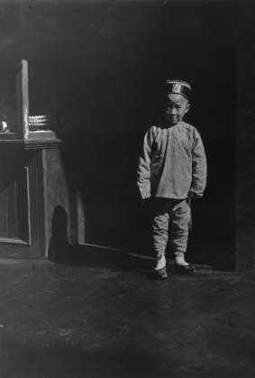 RECORD DATE NOT STATED Boy in doorway of lamp store, Chinatown, San Francisco, between 1896 and 1906. Creator: Arnold Genthe. Copyright:xHeritagexArt HeritagexImagesx IMAGO ,2955483 ! ACHTUNG: AUFNAHMEDATUM GESCHÄTZT!  Copyright:HeritagexArt HeritagexImagesx IMAGO