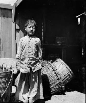 RECORD DATE NOT STATED The fish dealer s daughter, Chinatown, San Francisco, between 1896 and 1906. Creator: Arnold Genthe. Copyright:xHeritagexArt HeritagexImagesx IMAGO ,2955486 ! ACHTUNG: AUFNAHMEDATUM GESCHÄTZT!  Copyright:HeritagexArt HeritagexImagesx IMAGO