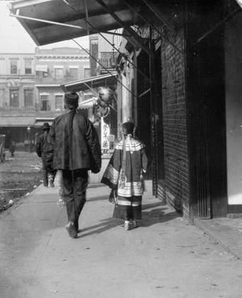 RECORD DATE NOT STATED Man and a young girl walking down a sidewalk, Chinatown, San Francisco, between 1896 and 1906. Creator: Arnold Genthe. Copyright:xHeritagexArt HeritagexImagesx IMAGO ,2955489 ! ACHTUNG: AUFNAHMEDATUM GESCHÄTZT!  Copyright:HeritagexArt HeritagexImagesx IMAGO