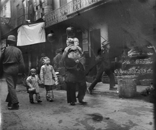 RECORD DATE NOT STATED Woman and children walking down a street, Chinatown, San Francisco, between 1896 and 1906. Creator: Arnold Genthe. Copyright:xHeritagexArt HeritagexImagesx IMAGO ,2955492 ! ACHTUNG: AUFNAHMEDATUM GESCHÄTZT!  Copyright:HeritagexArt HeritagexImagesx IMAGO